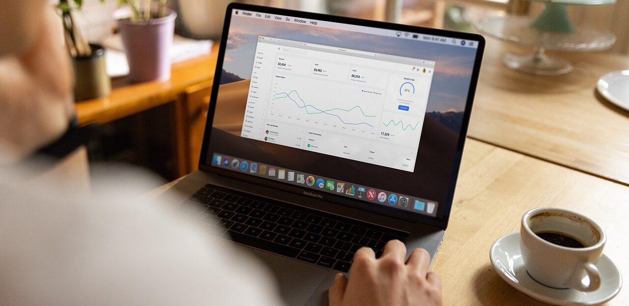 Persona al portatile con una dashboard di dati