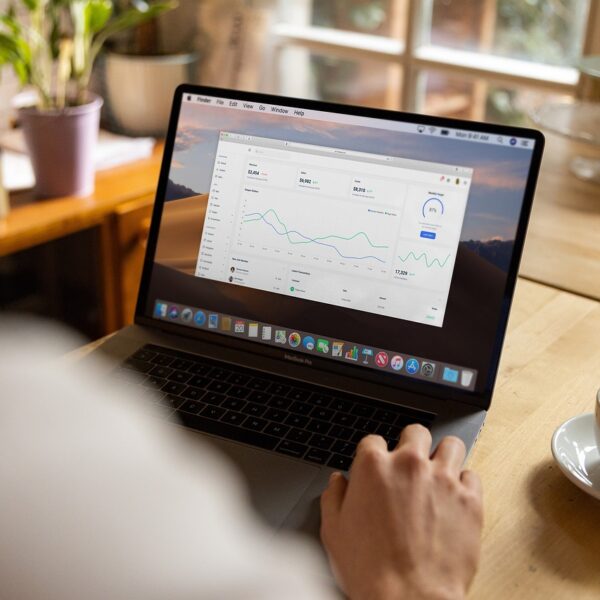 Persona al portatile con una dashboard di dati