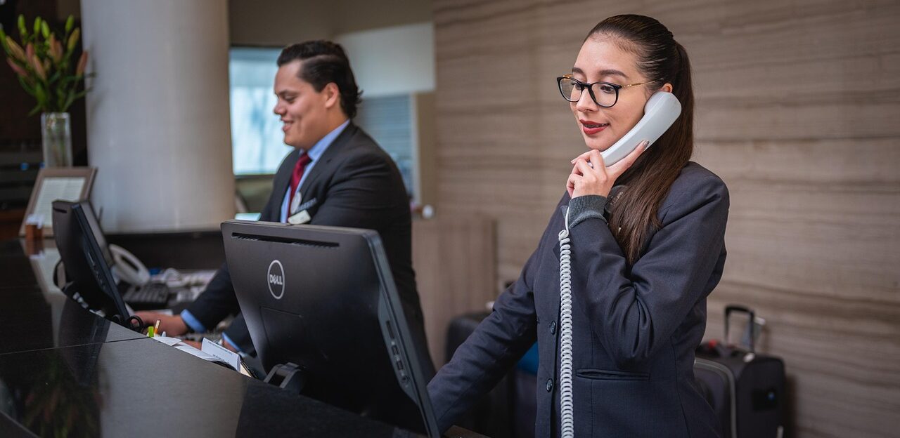 Personale della reception di un hotel al telefono