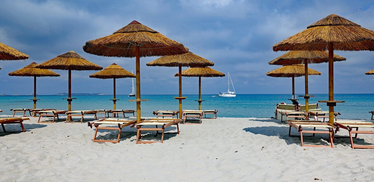 Spiaggia di Porto Giunco con ombrelloni e lettini
