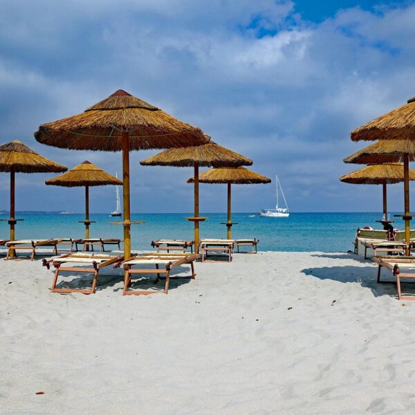 Spiaggia di Porto Giunco con ombrelloni e lettini